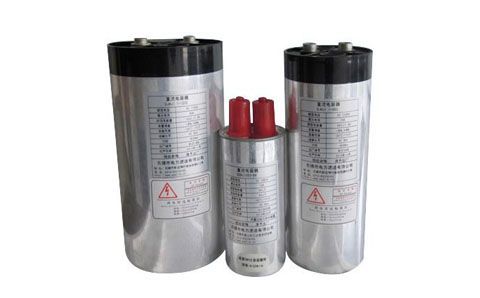 哪些環境會對電容器的性能產生影響？