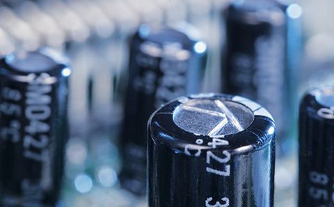 哪些材料會影響超級電容器的性能？