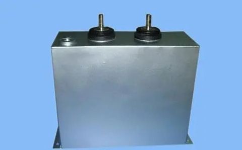 電容器充放電的原理是什么？